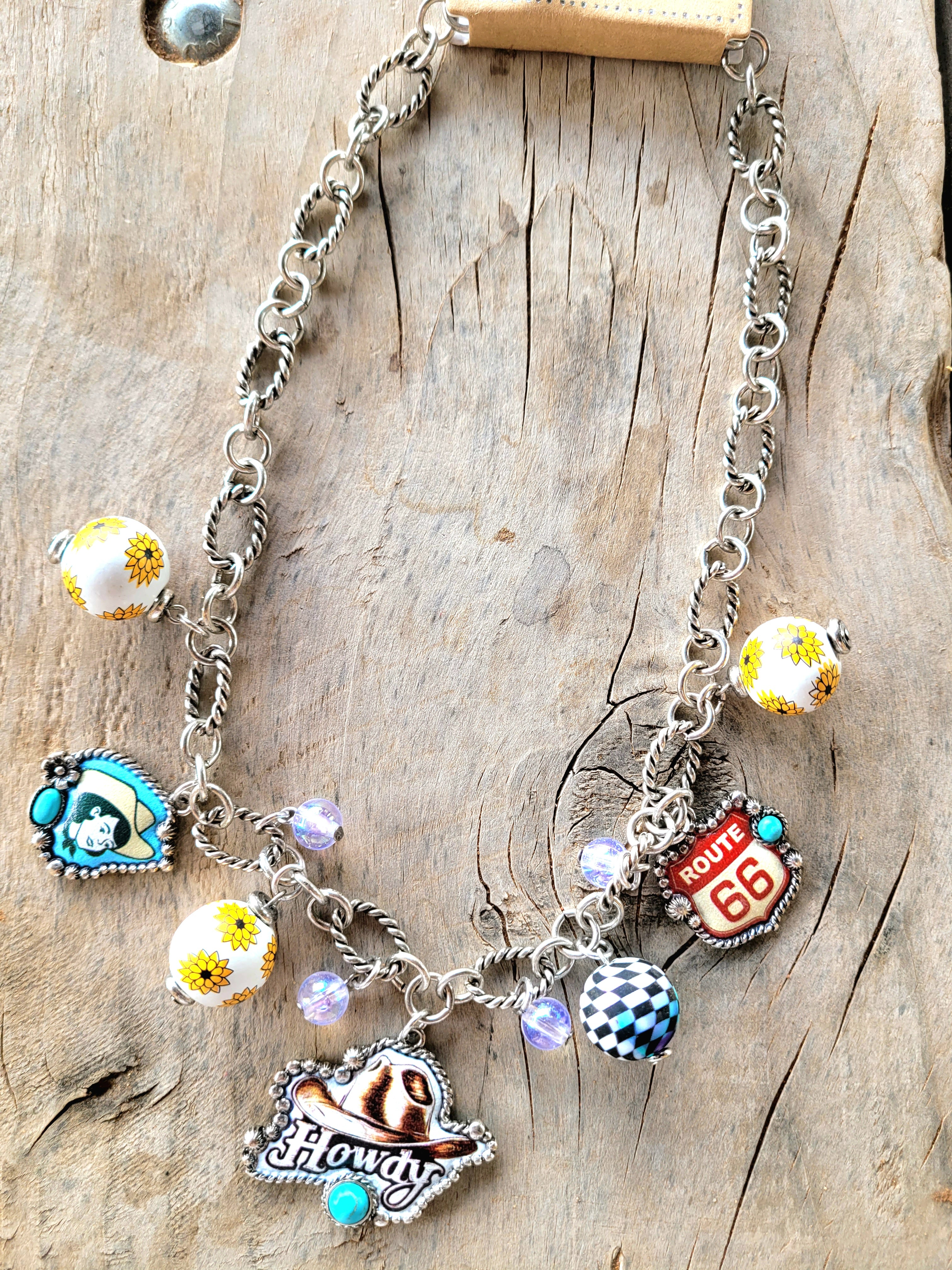 HOWDY NECKLACE